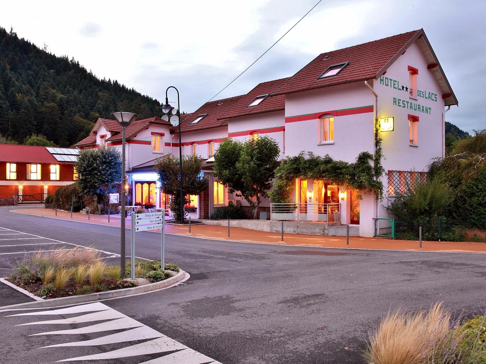 Logis Hotel & Restaurant Des Lacs Celles-sur-Plaine Екстериор снимка