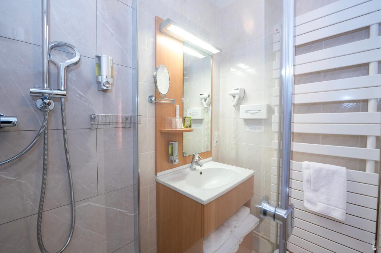 Logis Hotel & Restaurant Des Lacs Celles-sur-Plaine Екстериор снимка