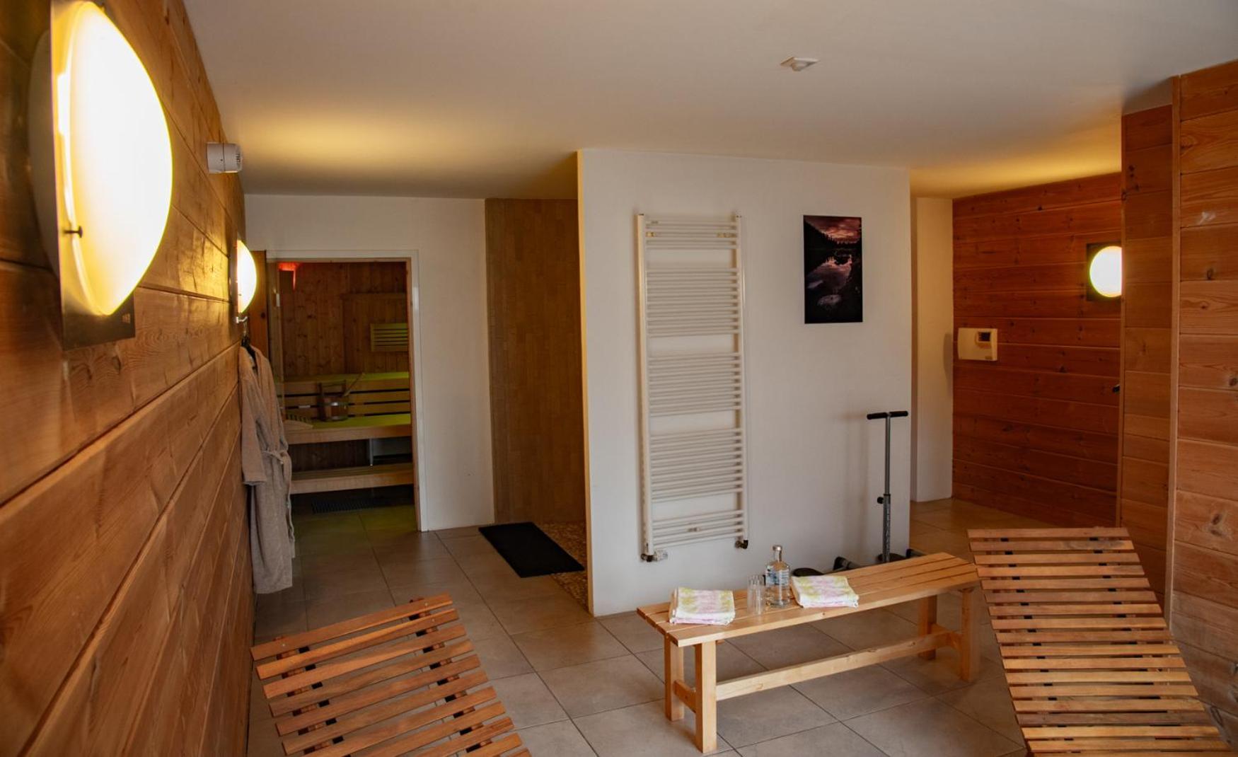 Logis Hotel & Restaurant Des Lacs Celles-sur-Plaine Екстериор снимка