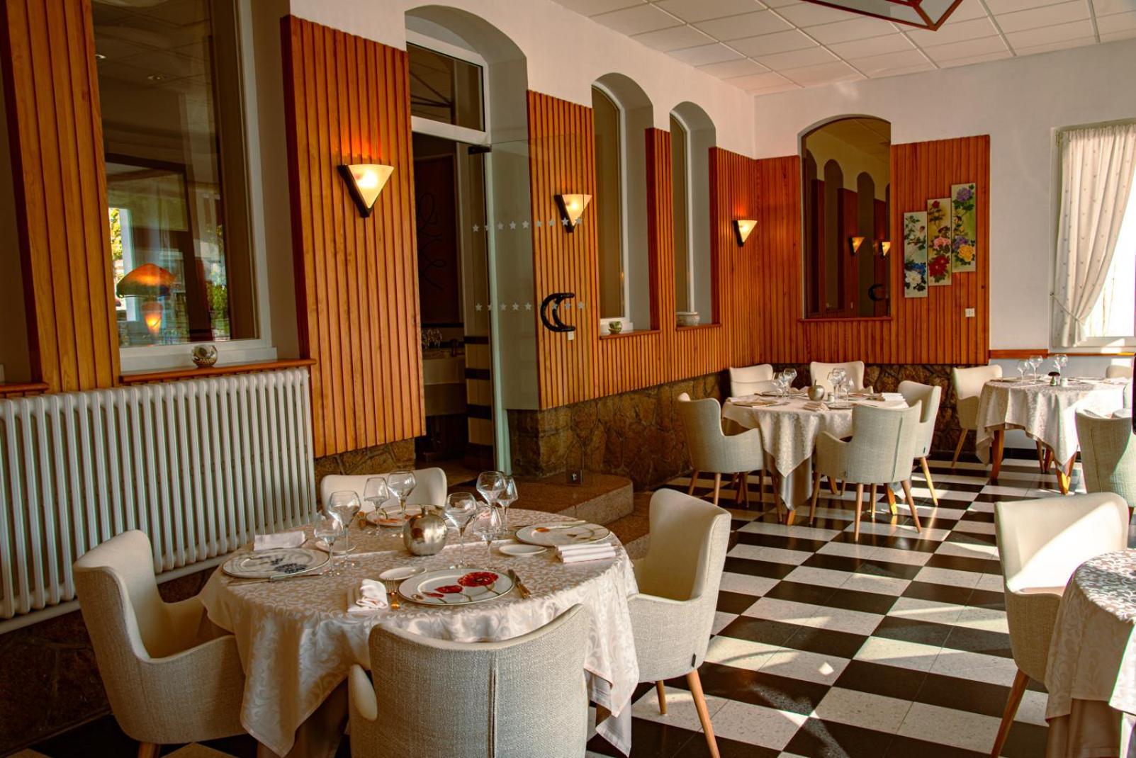 Logis Hotel & Restaurant Des Lacs Celles-sur-Plaine Екстериор снимка