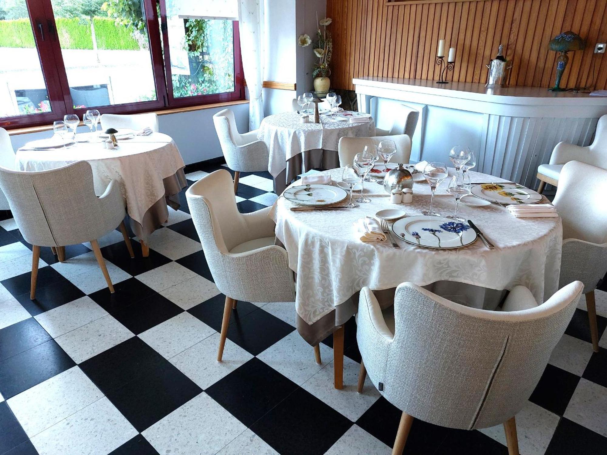 Logis Hotel & Restaurant Des Lacs Celles-sur-Plaine Екстериор снимка