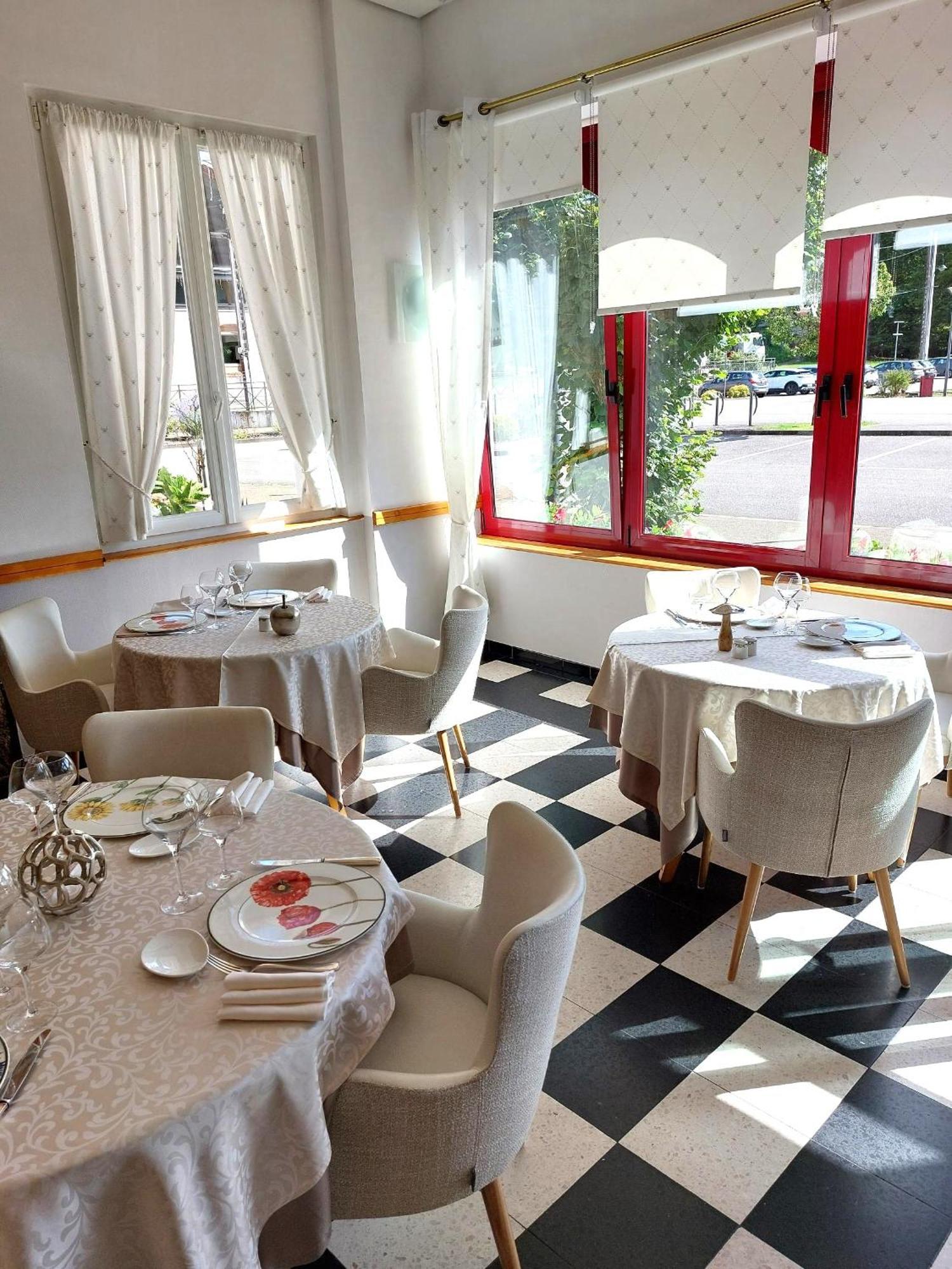 Logis Hotel & Restaurant Des Lacs Celles-sur-Plaine Екстериор снимка