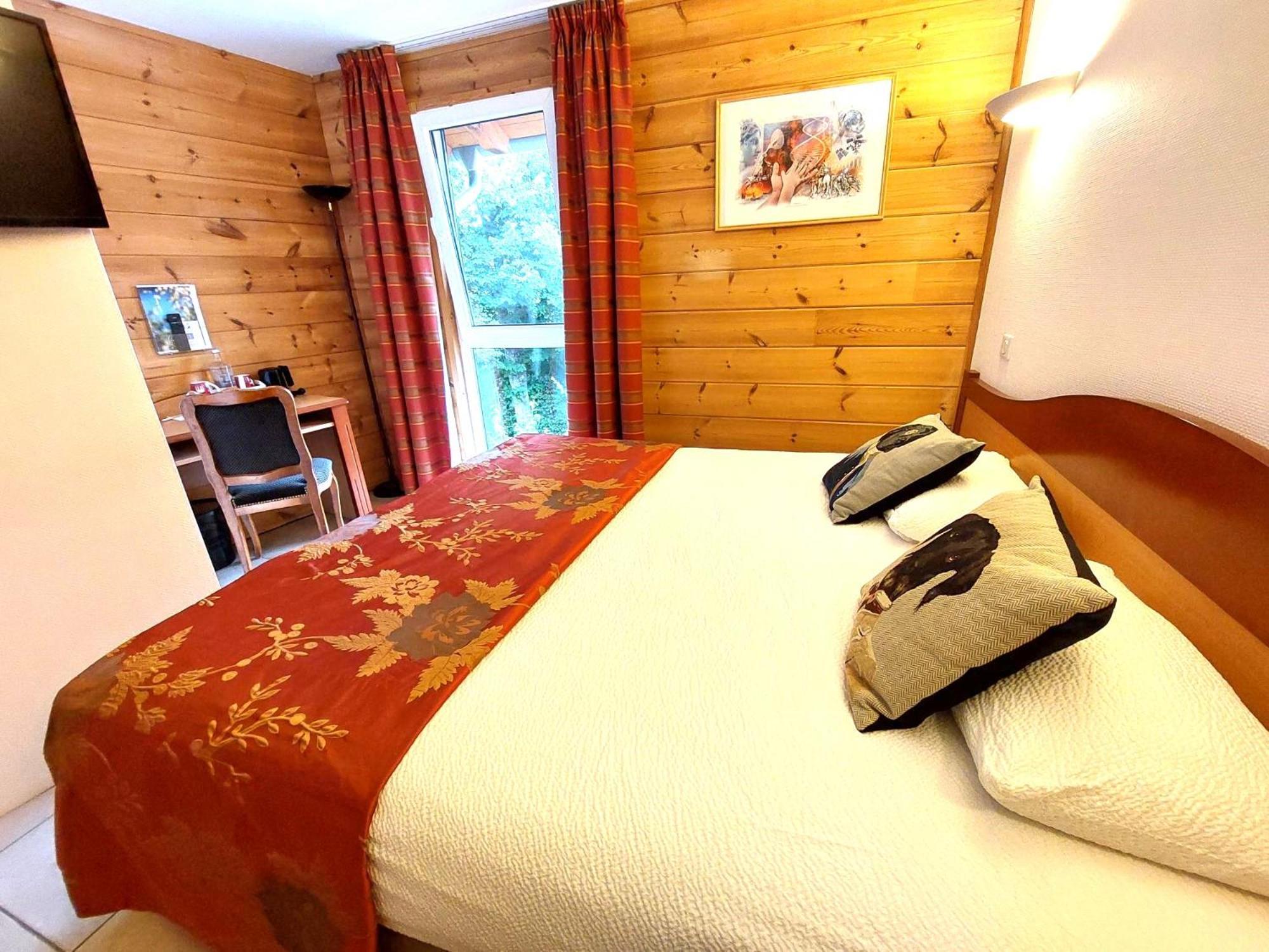 Logis Hotel & Restaurant Des Lacs Celles-sur-Plaine Екстериор снимка