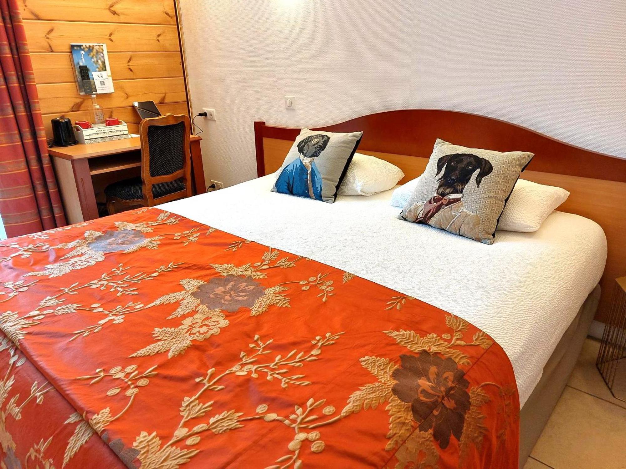 Logis Hotel & Restaurant Des Lacs Celles-sur-Plaine Екстериор снимка
