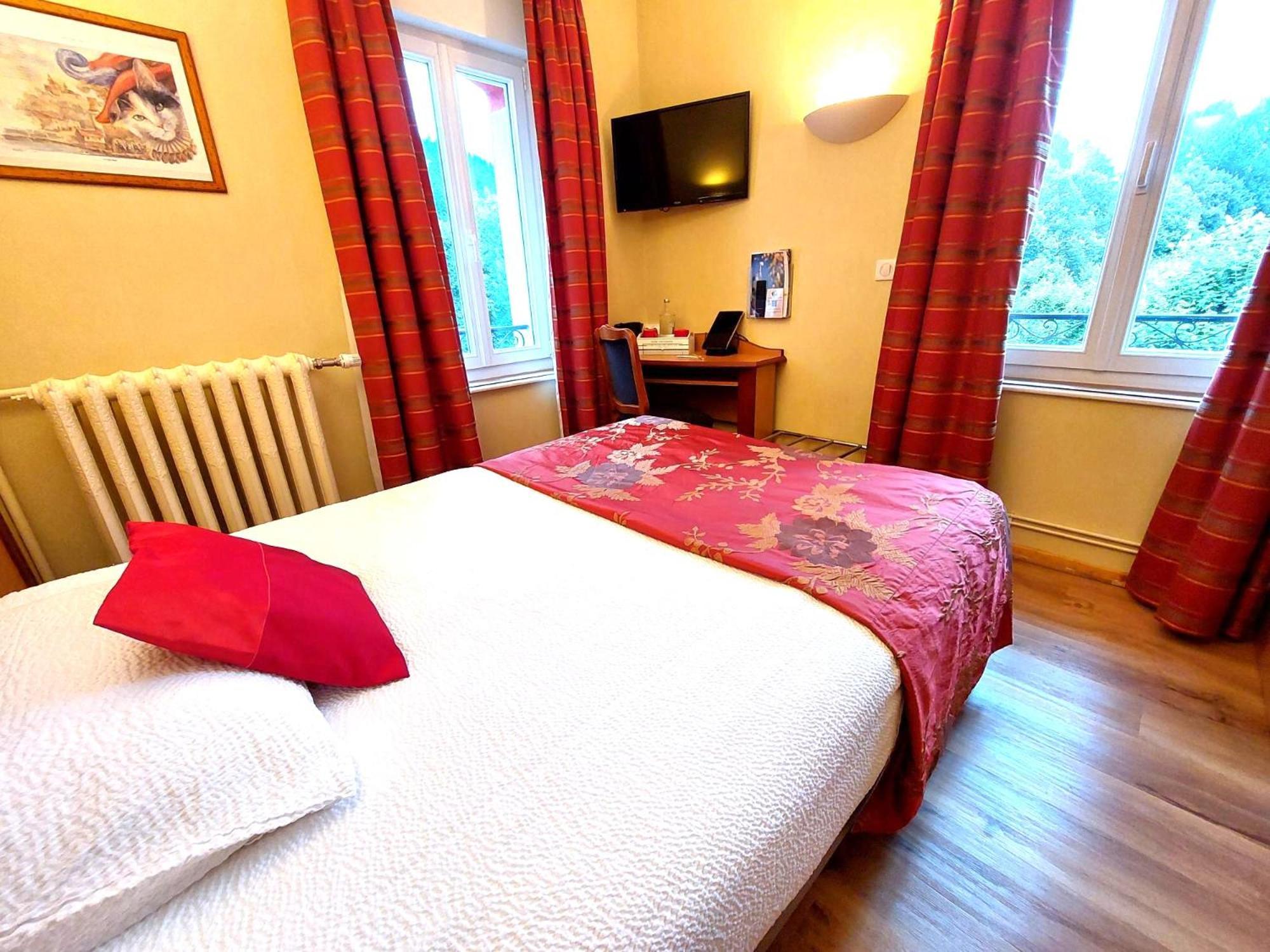 Logis Hotel & Restaurant Des Lacs Celles-sur-Plaine Екстериор снимка