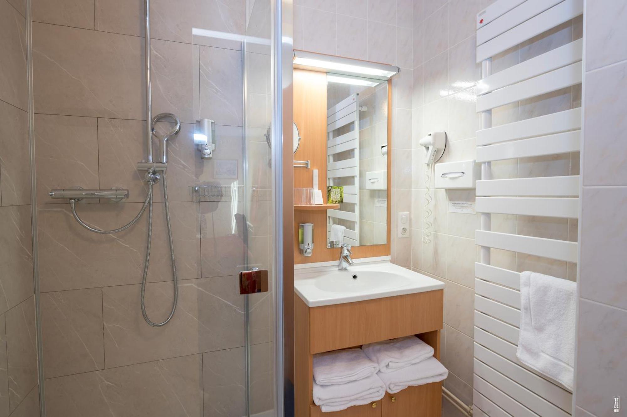Logis Hotel & Restaurant Des Lacs Celles-sur-Plaine Екстериор снимка