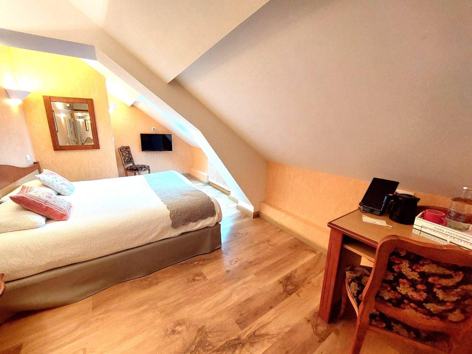Logis Hotel & Restaurant Des Lacs Celles-sur-Plaine Екстериор снимка