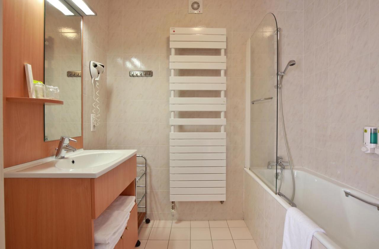 Logis Hotel & Restaurant Des Lacs Celles-sur-Plaine Екстериор снимка